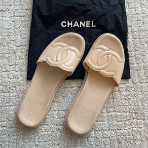 CHANEL PATENT LEATHER SLIDES - Size 41.5